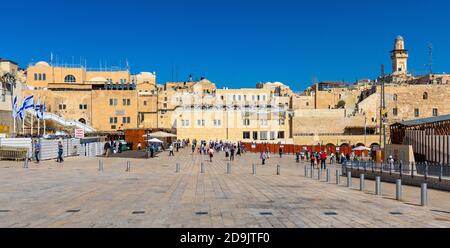 Jerusalem / Israel - 2017/10/13: Panoramablick auf den Platz der Westmauer neben dem Berg des Heiligen Tempels mit dem Minarett Bab al-Silsila in der historischen Altstadt Stockfoto