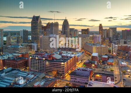 Detroit, Michigan, USA Downtown Skyline von oben in der Abenddämmerung. Stockfoto