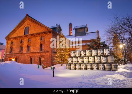 SAPPORO, JAPAN - 17. FEBRUAR 2017: Sapporo Beer Museum in der Abenddämmerung im Winter. Das Gebäude wurde erstmals 1876 als Kaitakushi Brauerei eröffnet. Stockfoto