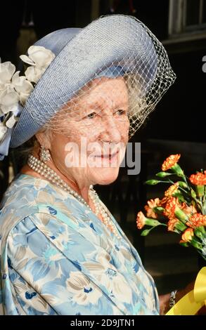 Königin Elisabeth Die Königin Mutter. Enthüllung der Statue von Bomber Harris, St. Clement Danes, London. VEREINIGTES KÖNIGREICH Stockfoto