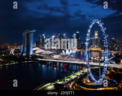 Wunderschöne Aussicht auf Singapur Nacht. Wolkenkratzer an der Marina Bay. Sehenswürdigkeiten von Singapur. Stockfoto