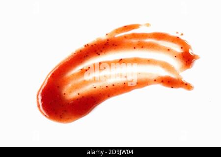 Künstlerische Abstrich von würzigen roten Marmelade basierte Sauce oder Dressing Auf weiß mit Copyspace unten für Lebensmittelwerbung Stockfoto