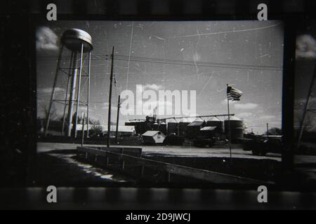 Feine Schwarz-Weiß-Vintage-Fotografie einer landwirtschaftlichen Verarbeitungsanlage aus den 1970er Jahren. Stockfoto