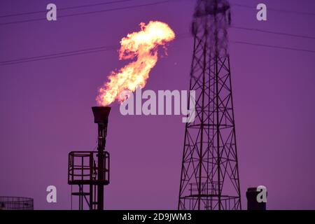 Gasflackhaufen, der überschüssige Gase in der petrochemischen Anlage bei verbrennt Twilight selby vereinigtes Königreich Stockfoto