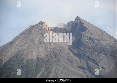 Yogyakarta, Indonesien. November 2020. Der Berg Merapi ist am 6. November 2020 in Cangkringan, Yogyakarta, Indonesien, zu sehen. Die Behörden in Indonesien haben die Alarmstufe des Vulkans erhöht. Quelle: Supriyanto/Xinhua/Alamy Live News Stockfoto