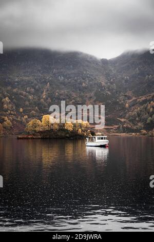 Lone Boat, Loch Katrine, Schottland, EIN Fischerboot sitzt allein auf Loch Katrine Stockfoto