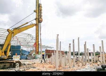 Arbeiter, die Bodenstapelarbeiten auf der Baustelle durchführen Stockfoto