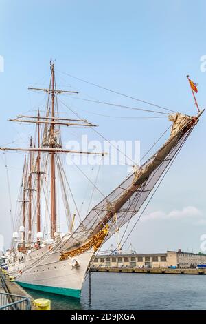 Szczecin, Polen, Juni 2019 Schiffsbogen des berühmten Großschiffs Juan Sebastian de Elcano, ein Trainingsschiff der spanischen Marine, der an der Anlegestelle der Chrobry Schächte festgemacht wurde Stockfoto