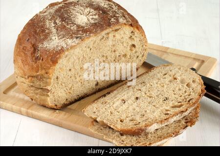 Frisch gebackener rustikaler, malzter Vollkornbrot Stockfoto