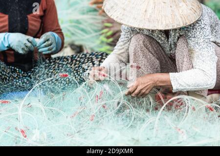 MUI ne fishemans Dorf. Traditionelles vietnamesisches Boot im Korb geformt in Fischerdorf Mui Ne, Vietnam, Asien Stockfoto