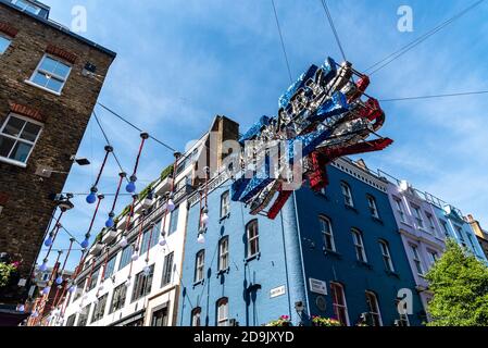 London, Großbritannien - 15. Mai 2019: Blick auf die von der Carnaby Street geführte Beschilderung. Carnaby ist eine Fußgängerzone in der Einkaufsstraße in Soho in der Stadt Westminster. Stockfoto