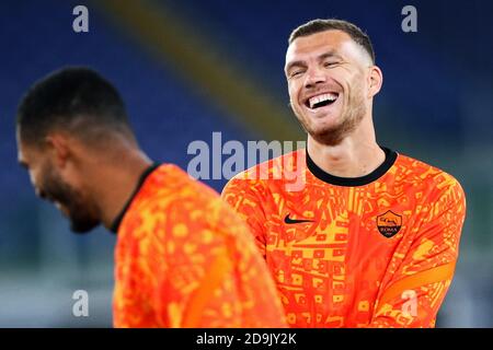 Edin Dzeko (R) und Juan Jesus von Roma lachen sich beim Warm-up vor der UEFA Europa League, Gruppenphase, Gruppe A Fußballspiel zwischen P Stockfoto