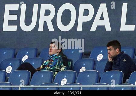 Nicolo' Zaniolo und Gianluca Mancini von Roma in der Tribüne während der UEFA Europa League, Gruppenphase, Gruppe A Fußballspiel zwischen AS Roma und P Stockfoto