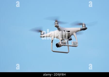 Phantom 4 Pro Drohne im Flug. Drohne mit Schäden durch Stürze und Funkfeuer. 21.03.2019 Rostow am Don, Russland Stockfoto