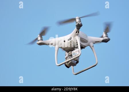 Phantom 4 Pro Drohne im Flug. Drohne mit Schäden durch Stürze und Funkfeuer. 21.03.2019 Rostow am Don, Russland Stockfoto