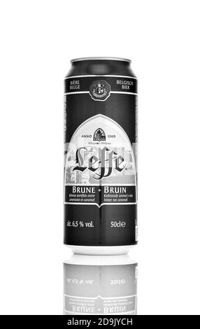 Aluminium Dose Leffe Brune Bier auf weißem Hintergrund. Leffe ist eine Biermarke im Besitz von InBev Belgien, die als Abbey Bier vermarktet wird. 21.06.2019, Rostow-am-Don Stockfoto