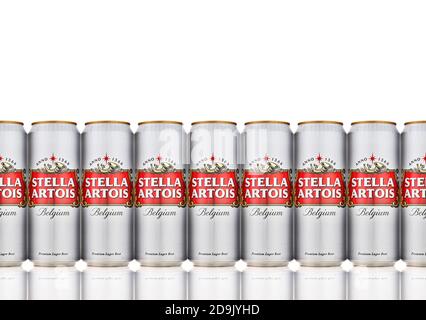 Weiße Dosen von grossem belgischen Bier - Stella Artois - auf weißem Hintergrund. Alluminium Dose von Stella Artois Bier auf weißem Hintergrund. 21.06.2019 Rostov-on Stockfoto