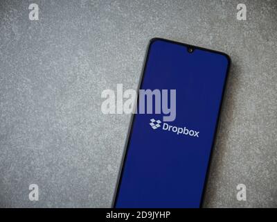 LOD, Israel - 8. Juli 2020: Launch-Bildschirm der Dropbox-App mit Logo auf dem Display eines schwarzen mobilen Smartphones auf Keramikstein-Hintergrund. Draufsicht flach Stockfoto