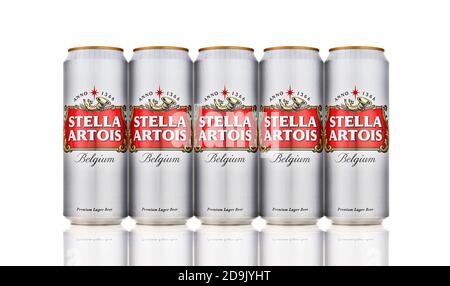 Weiße Dosen von grossem belgischen Bier - Stella Artois - auf weißem Hintergrund. Alluminium Dose von Stella Artois Bier auf weißem Hintergrund. 21.06.2019 Rostov-on Stockfoto