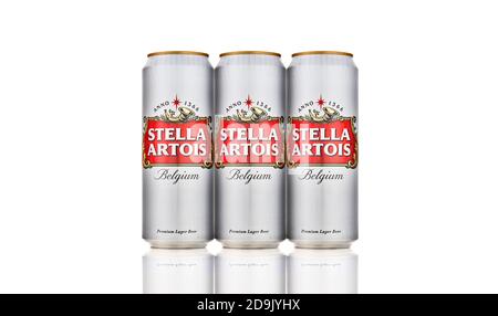 Weiße Dosen von grossem belgischen Bier - Stella Artois - auf weißem Hintergrund. Alluminium Dose von Stella Artois Bier auf weißem Hintergrund. 21.06.2019 Rostov-on Stockfoto