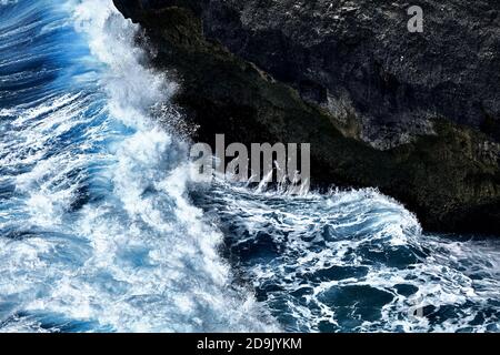 Raues Meer aus nächster Nähe. Schöne blaue Wellen mit viel Meeresschaum-Szene von oben aus der Nähe. Schaum auf dem blauen Meer. Beauty-Welt. Stockfoto