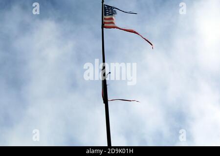 Zerfetzte amerikanische Flagge am Strand von Omaha Beach, Normandie, Frankreich Stockfoto