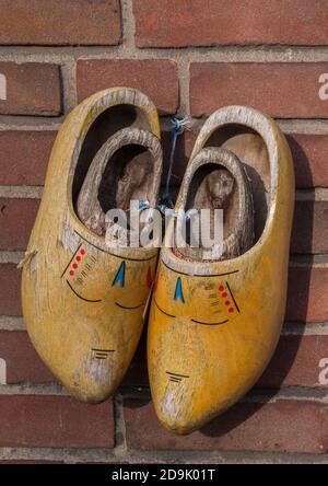 Erwachsene und Kinder holländische Holzschuhe, Clogs, an der Wand Stockfoto