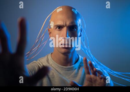 Technologiebedingte Gefahren, Veränderung der menschlichen Spezies, Evolution, Schrecken. Neurointerface, Gehirn - Computer-Kommunikation. Cyber Punk Konzept einer Zukunft. Stockfoto