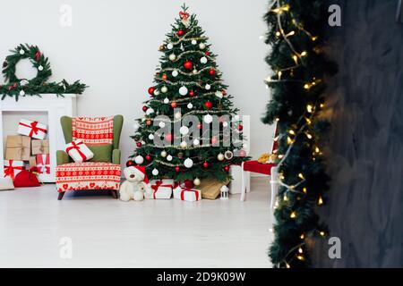 Weihnachtsbaum mit Kamin präsentiert das Dekor des Hauses Neujahr Stockfoto