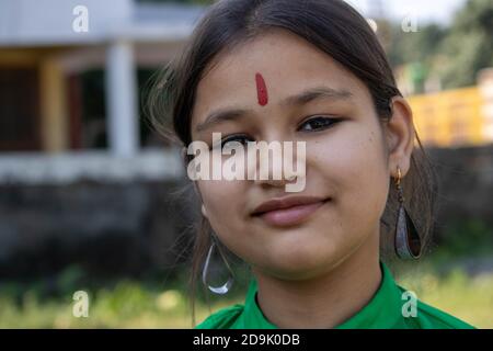 Indisches Mädchen lächelt in der Landwirtschaft Feld. Beti Bachao, Beti Padhao ist eine Kampagne der indischen Regierung. Hochwertige Fotos Stockfoto