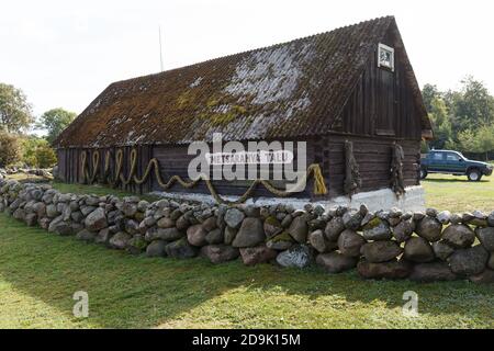Ländliche Holzhäuser der kleinen Insel. Prangli, Estland. Stockfoto