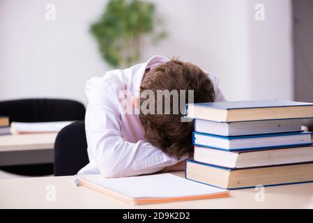 Schuljunge Vorbereitung für die Prüfung im Klassenzimmer Stockfoto