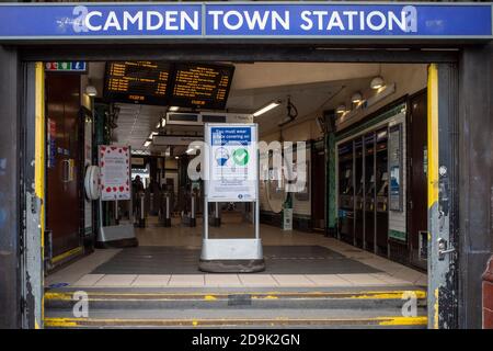 Lockdown 2, Camden Town, 6. November 2020, die Londoner U-Bahn-Station ist ohne Reisende nur während der Lockdown für wichtige Reisen geöffnet. Stockfoto