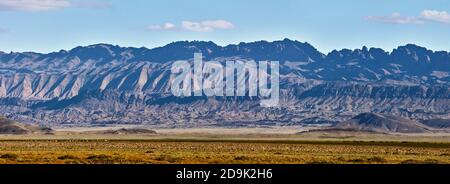 Weide in den Bergen der Mongolei. Landschaften der Mongolei, Bergpanorama in der Wüste Gobi Stockfoto