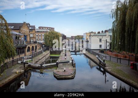 Lockdown 2, Camden Town, 6. November 2020, das berühmte Hampstead Lock neben dem Camden Lock Market ist leer von Touristen und Besuchern, da Geschäfte geschlossen sind Stockfoto