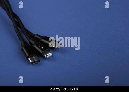 Nahaufnahme des Universal-USB-Kabels. 3 verschiedene Handy usb Ladestecker Adapter von USB Stockfoto