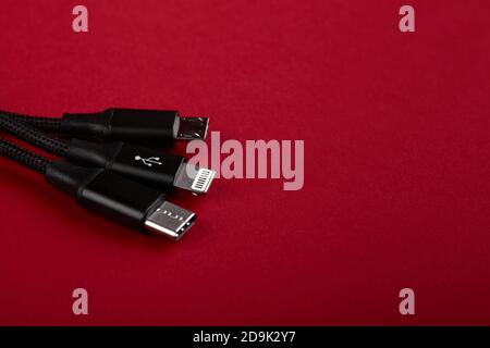 Nahaufnahme des Universal-USB-Kabels. 3 verschiedene Handy usb Ladestecker Adapter von USB Stockfoto