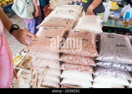 Bio-Bario-Reis im Einzelhandel am Marktstand in Miri, Sarawak Stockfoto