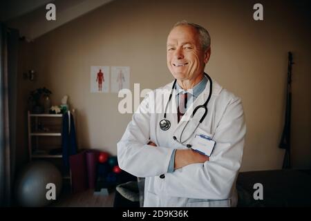 Porträt eines erfahrenen Oberarztes mit Stethoskop in der Klinik Stockfoto