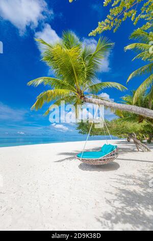 Tropischer Strand Hintergrund als Sommerlandschaft mit Strand Schaukel oder Hängematte weißen Sand und ruhiges Meer für Strand Banner. Banner für Luxusreiseziele Stockfoto