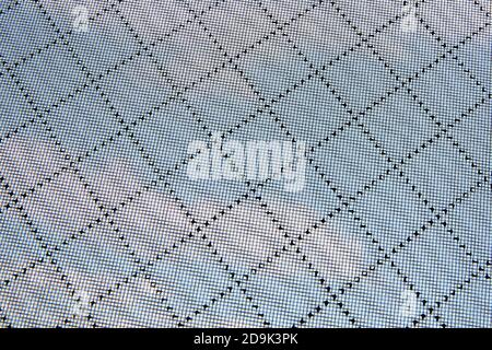 Netz auf dem Fenster, Anti-Staub. Moderner Schutz vor Smog, Staub und Allergenen. Stockfoto