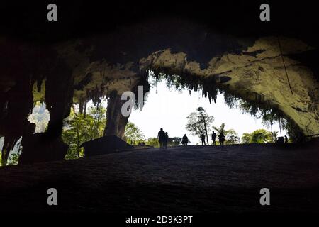 Silhoutte von Menschen in der Großen Höhle Kammer, Niah Nationalpark Stockfoto