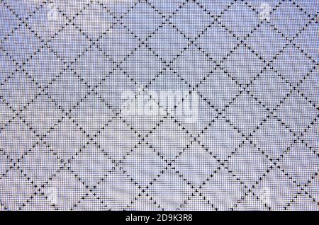 Netz auf dem Fenster, Anti-Staub. Moderner Schutz vor Smog, Staub und Allergenen. Anti-Staub-Netz Stockfoto