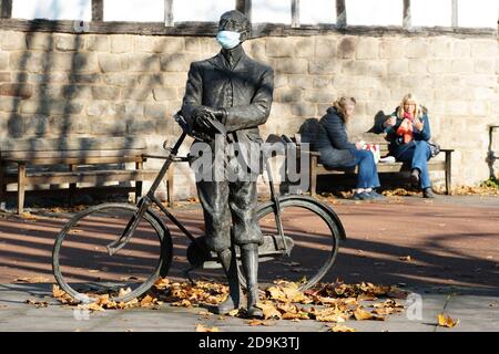 Hereford Herefordshire, Freitag, 6. November 2020 - UK Wetter - Bewohner und Statuen Genießen Sie heute das sonnige Herbstwetter. Goldene Herbstblätter umgeben eine Statue des Komponisten Sir Edward Elgar mit Covid-Gesichtsmask, wenn die lokalen Temperaturen 10c erreichen. Die Prognose ist milder, aber mit etwas Regen an diesem Wochenende. Foto Steven May / Alamy Live News Stockfoto