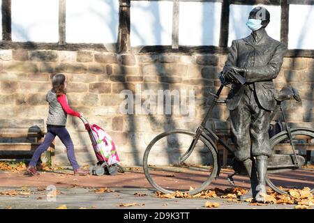 Hereford Herefordshire, Freitag, 6. November 2020 - UK Wetter - Bewohner und Statuen Genießen Sie heute das sonnige Herbstwetter. Goldene Herbstblätter umgeben eine Statue des Komponisten Sir Edward Elgar mit Covid-Gesichtsmask, wenn die lokalen Temperaturen 10c erreichen. Die Prognose ist milder, aber mit etwas Regen an diesem Wochenende. Foto Steven May / Alamy Live News Stockfoto