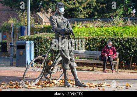 Hereford Herefordshire, Freitag, 6. November 2020 - UK Wetter - Bewohner und Statuen Genießen Sie heute das sonnige Herbstwetter. Goldene Herbstblätter umgeben eine Statue des Komponisten Sir Edward Elgar mit Covid-Gesichtsmask, wenn die lokalen Temperaturen 10c erreichen. Die Prognose ist milder, aber mit etwas Regen an diesem Wochenende. Foto Steven May / Alamy Live News Stockfoto