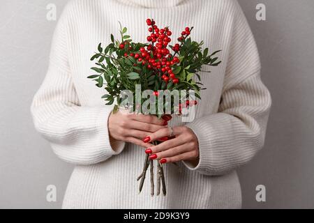 Frau hält Weihnachten rote Stechbeeren, Nahaufnahme Stockfoto