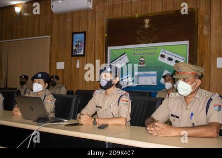 Dehradun, Uttarakhand, Indien-Oktober 13 2020: Polizisten tragen Maske bei der Sitzung. Maske ist von der Regierung verpflichtet, Pandemie Situation zu überwinden.. Hochwertige Fotos Stockfoto