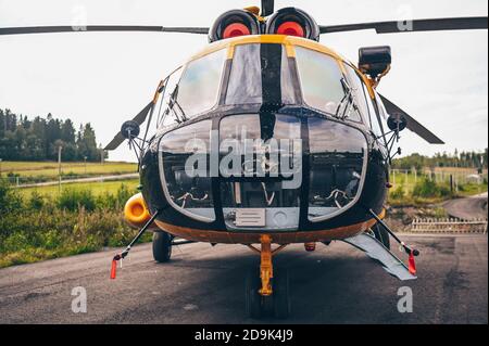 Sortavala, Karelien, Russland, 15. August 2020. Russische Luftwaffe Multirole Hubschrauber Mil Mi-8. American Medical Clinic Militär Medium Twin-Turbine Hubschrauber in schwarz und gelb orange Stockfoto