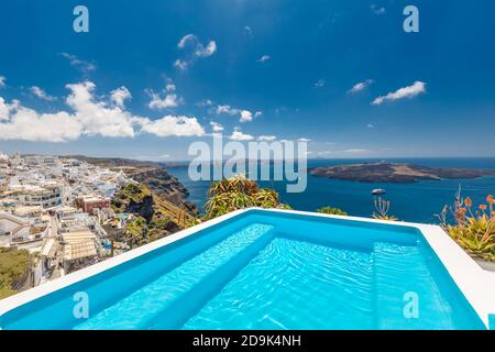 Wunderschönes Resort auf der Insel Santorini. Blick auf Caldera und Schwimmbad im Vordergrund, typische weiße Architektur, erstaunliche Reiselandschaft Stockfoto